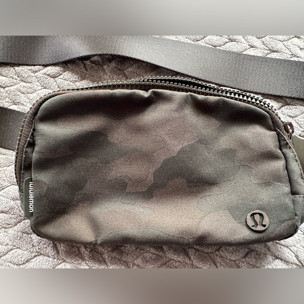 Lululemon Belt Bag - green camo